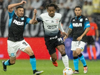 O alvinegro André Carrillo pressionado por dois atletas do time argentino. Foto: Rodrigo Coca/Ag. Corinthians