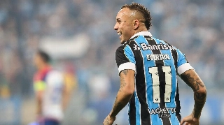 O interesse do Arsenal foi noticiado pelo globoesporte.com e confirmado ao UOL Esporte