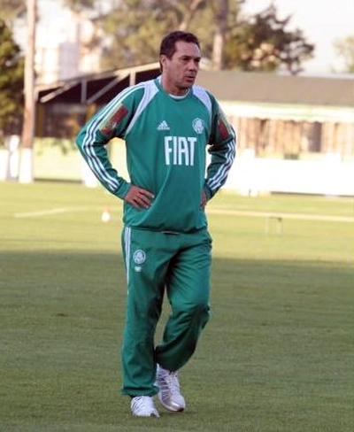 Luxemburgo pensando em esquemas táticos no gramado da Academia de Futebol do Palmeiras