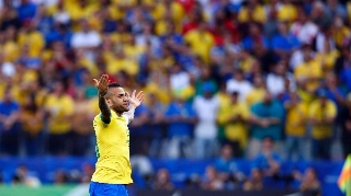 Daniel Alves comemora o gol anotado contra o Peru pela Copa Am&eacute;rica
