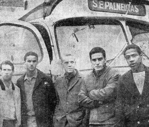 Jogadores do Palmeiras prontos para embarcar no ônibus alviverde. Da esquerda para a direita: Geraldo Scotto, Tarciso, Ademir da Guia, Valdemar Carabina e Renato