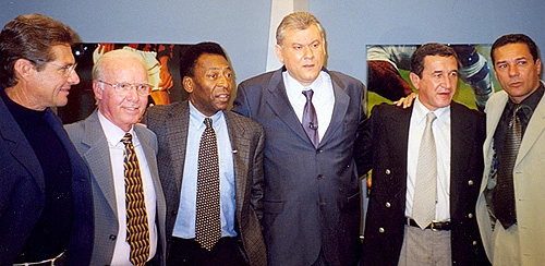 A foto, de setembro de 1999, é fantástica e mostra uma reunião de craques no SuperTécnico da Rede Bandeirantes de Televisão. Da esquerda para a direita: Oswaldo de Oliveira, Zagallo, Pelé, Milton Neves, Carlos Alberto Parreira e Vanderlei Luxemburgo.