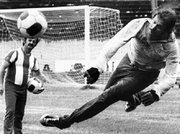 Rubens Minelli treinando o goleiro Schneider no Beira-Rio na década de 1970