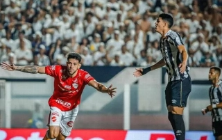 Pelo primeiro, equipe goiana saiu na frente mas o Peixe empatou. Foto: Roberto Corr&ecirc;a / Vila Nova F.C