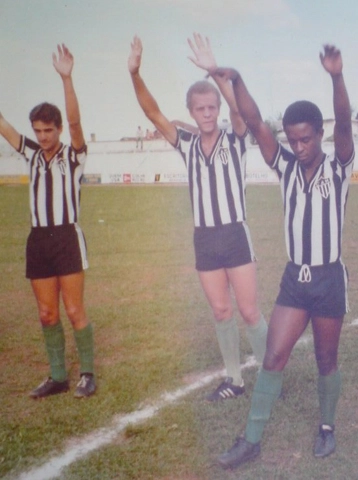 Foi só um jogo amistoso em Muzambinho-MG e Ademir da Guia, no centro, vestiu a gloriosa camisa do Atlético-MG. À direita na foto está Jorge do Zé Ernesto