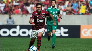 Em estreia de Rafinha, Arrascaeta brilha e Fla atropela Goiás no Maracanã