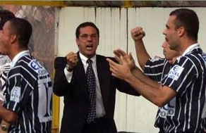 O treinador comemora gol como técnico do Corinthians, onde conquistou o título paulista de 2001 e o Brasileiro de 1998