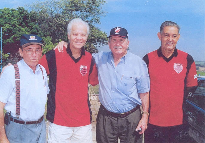 Da esquerda para a direita: o padre Amador, o mais fanático palmeirense de Matão, Ademir da Guia, Armando Marchesan, diretor da Tatu Marchesan, e Dorival Pereira
