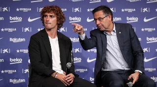 Josep Bartomeu, presidente do Barcelona, e Antoine Griezmann, atacante do clube
