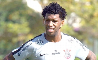 Durante o jogo, Gil ainda ficou perto de fazer o seu gol neste retorno ao país
