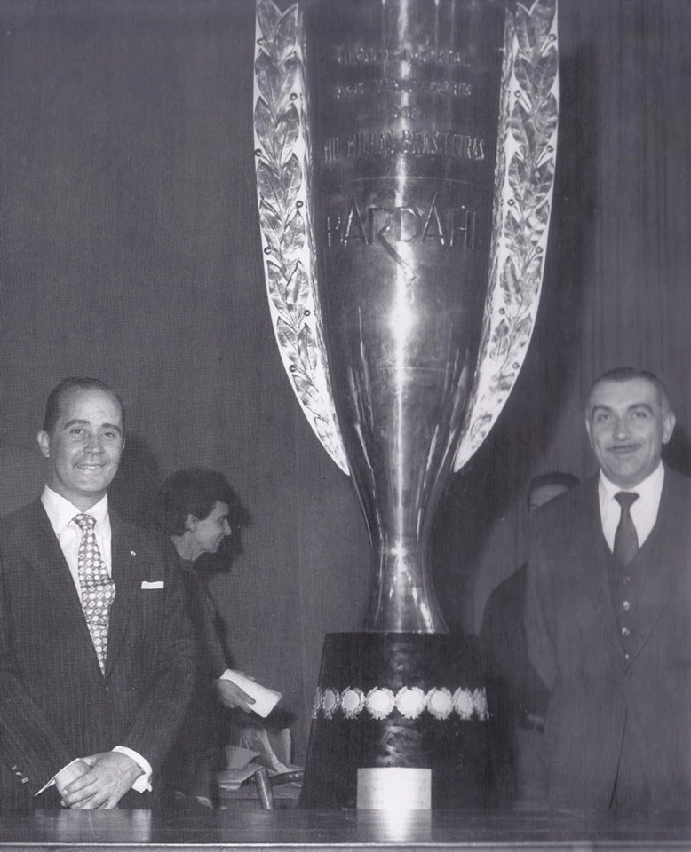 Wilson Fittipaldi, à direita, junto ao lendário troféu das Mil Milhas Brasileiras, competição criada por ele em 1956. Reprodução