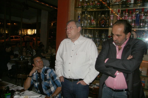 Milton Neves e Alexandre Kalil, presidente do Atlético Mineiro, ambos em pé, e o técnico Vanderlei Luxemburgo, sentado no restaurante A Favorita em Belo Horizonte.