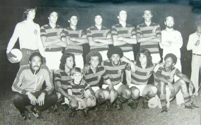 Equipe do Flamengo no Torneio Incentivo de Cuiabá em 1975. Os dois primeiros em pé, da esquerda para a direita são Sidney e Vanderlei Luxemburgo. Foto enviada por Navio Rodrigues