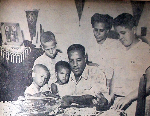 Ademir da Guia, a criança de maior estatura à esquerda, observa Domingos da Guia, seu pai. Foto enviada por Walter Roberto Peres