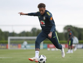 Neymar vibra com gol em retorno aos campos ap&oacute;s les&atilde;o; chuteira no p&eacute; rec&eacute;m-operado, no entanto, ainda incomoda

