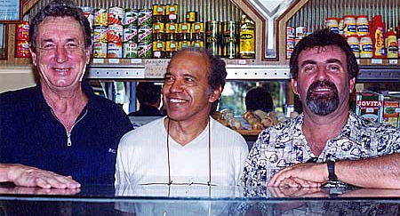 Da esquerda para a direita: Clóvis (ex-zagueiro do Corinthians e Portuguesa Santista), o jornalista Roberto Oliveira e Tuca (ex-sócio do antigo beque na padaria que ele tinha em Caraguatatuba-SP)