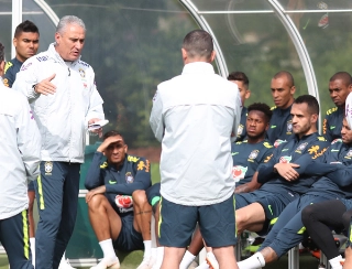 De tênis, Renato Augusto participa de conversa com Tite antes de ir para a fisioterapia
