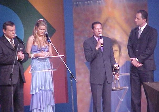  Luxemburgo faz discurso após receber o prêmio, ao lado de Ricardo Capriotti, Renata Fan e MN. O evento aconteceu em dezembro daquele ano