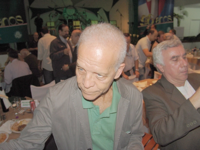 Ademir, na noite de 1º de outubro de 2010, recebendo o carinho de todos os palmeirenses. À direita, o jornalista Edson Natale. Foto: Marcos Júnior/Portal TT