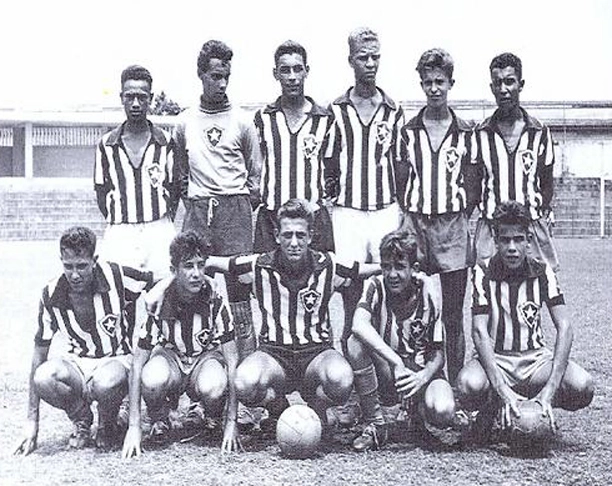 Esta é uma foto rara, da equipe infantil do Botafogo-RJ em 1958, com Ademir da Guia, o quarto em pé, da esquerda para a direita. Foto enviada por Pedro Carvalho - Bauru-SP
