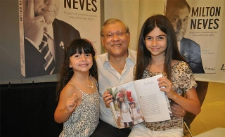 Com as netas Mabê e Giulia em 11 de novembro de 2013. Foto: Marcos Júnior Micheletti/Portal Terceiro Tempo