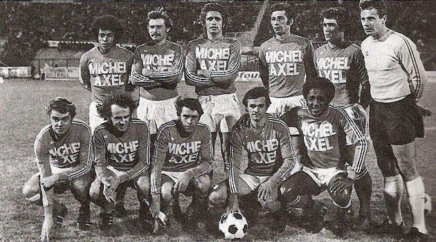 Caju é o último agachado, da esquerda para a direita, pelo Olympique de Marseille, clube que defenteu entre 1974 e 1975. Foto: arquivo pessoal de Paulo Cézar Caju