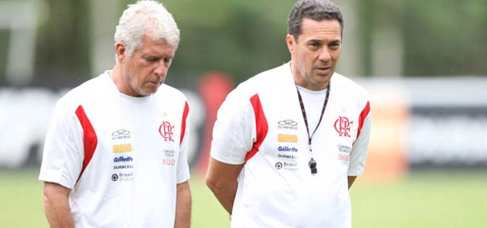 Antônio Mello e Vanderlei Luxemburgo caminham em treino realizado no centro de treinamento do Flamengo, Ninho do Urubu. Foto: VIPCOMM