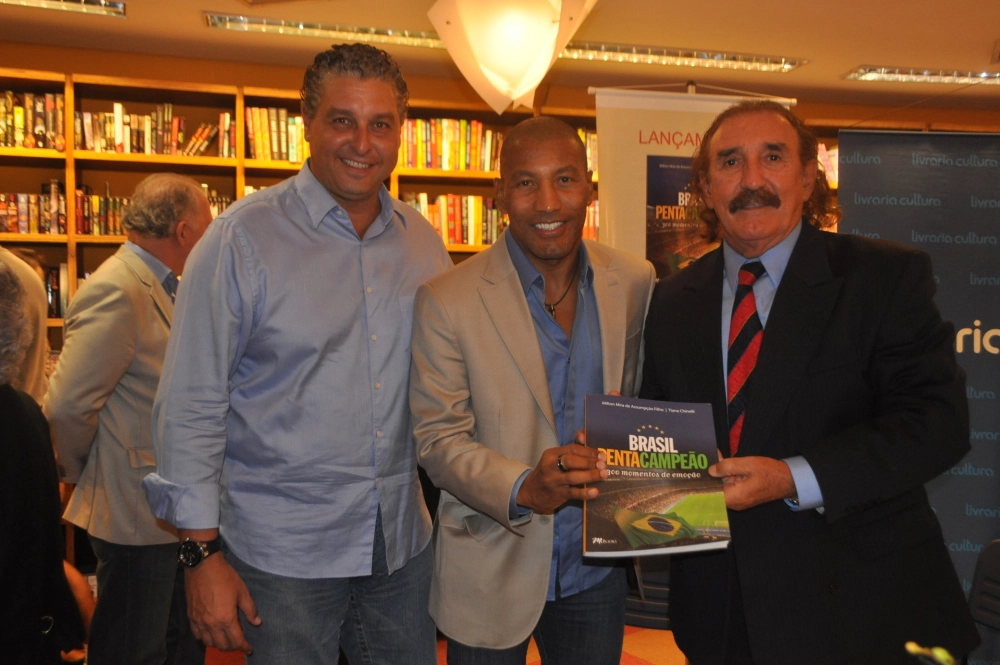 Marcelo Neves (filho de Gylmar dos Santos Neves), Mauro Silva e o escritor Milton Assumpção na noite de lançamento do livro Brasil Pentacampeão na Livraria Cultura do Conjunto Nacional, em 18 de fevereiro de 2014. Foto: Marcos Júnior/Portal TT