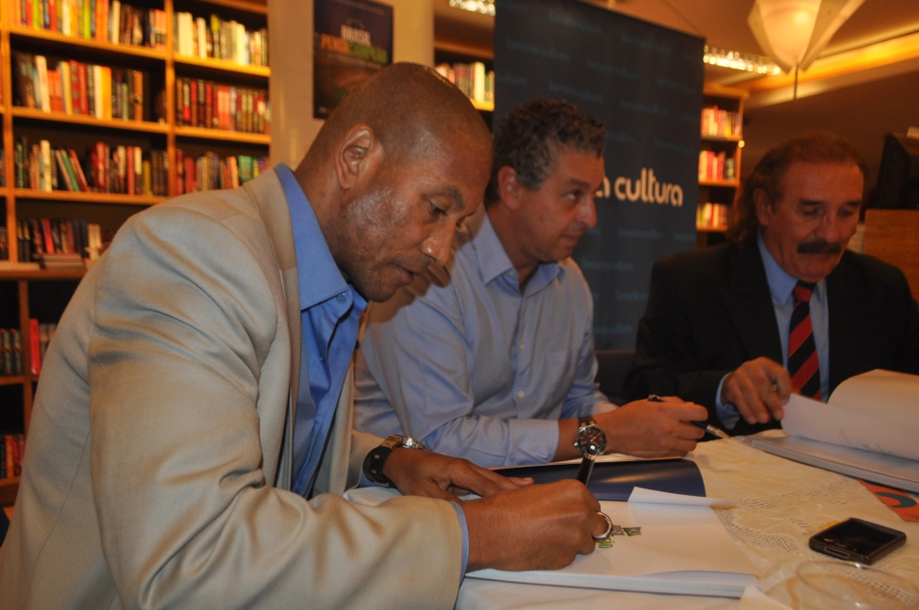 Mauro Silva, Marcelo Neves (filho de Gylmar dos Santos Neves) e o escritor Milton Assumpção na noite de lançamento do livro Brasil Pentacampeão na Livraria Cultura do Conjunto Nacional, em 18 de fevereiro de 2014. Foto: Marcos Júnior/Portal TT