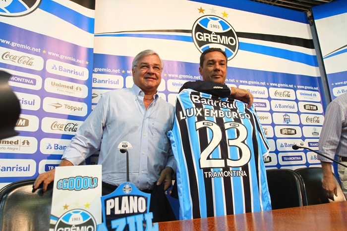Paulo Odone apresentou Vanderlei Luxemburgo como novo treinador da equipe para a temporada de 2012. Foto: Site oficial do Grêmio