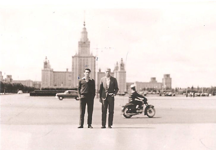 Valdir e Ademir da Guia em Moscou. Atrás, o imponente prédio da Universidade de Moscou, em 1966. Foto: arquivo pessoal de Valdir Joaquim de Moraes