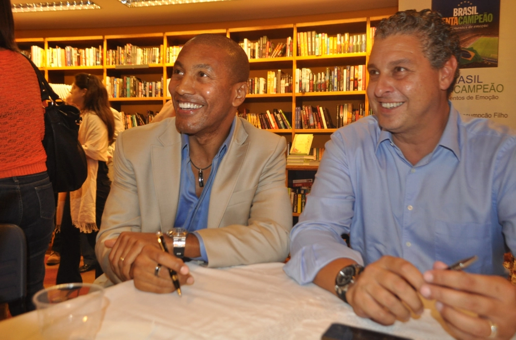 Mauro Silva e Marcelo Neves (filho de Gylmar dos Santos Neves), na noite de lançamento do livro Brasil Pentacampeão na Livraria Cultura do Conjunto Nacional, em 18 de fevereiro de 2014. Foto: Marcos Júnior/Portal TT