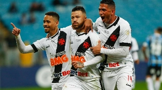 Pikachu teve gol anulado após árbitro alegar falta de Rossi na origem do lance
