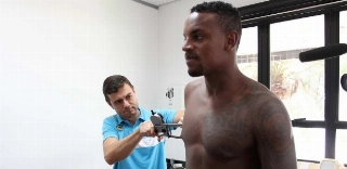 O departamento médico santista confirma que Cleber possui uma espécie de desalinhamento do joelho