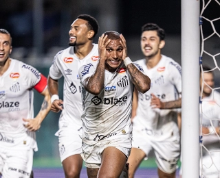 O venezuelano Otero comemora seu golaço diante do Coritiba. Foto: Raul Baretta/ Santos FC
