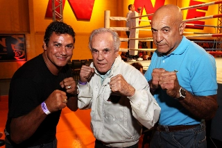 O irmão de Yamaguchi, Esquiva Falcão com seus 23 anos de idade, também medalhista olímpico nos últimos Jogos Olímpicos de Londres, estreou bem neste final de semana