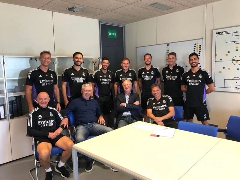 No centro, sentados, Carlo Ancelotti e Falcão, posando com a comissão técnica do Real Madrid em setembro de 2022, ocasião em que o brasileiro fez intercâmbio profissional com o treinador italiano no clube espanhol. Foto: Divulgação
