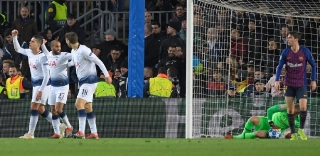 Com gol de Lucas, Tottenham empata e avança com o Barça para as oitavas