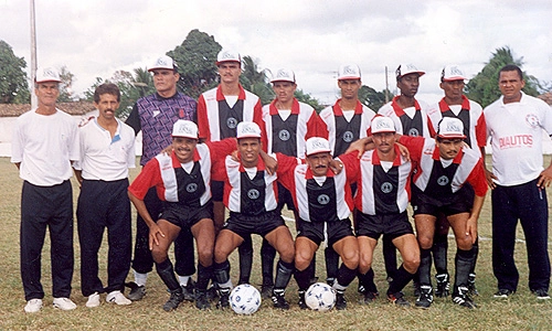 Rinaldo é o primeiro em pé, da esquerda para a direita, em sua época de treinador do Santa Cruz de Carpina (PE)