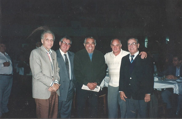 Ademir da Guia, torcedor palmeirense não identificado, Vavá, Adhemar Cobrinha e o maestro Osmar Milani em 25 de setembro de 1995. Foto: arquivo pessoal de Adhemar Viva, o Cobrinha