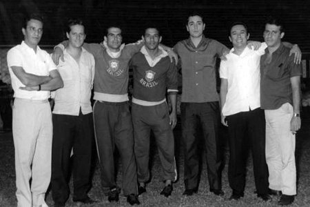 Seleção Brasileira em 1964: Arnaldo Tirone, Ronaldo Lembo, Rinaldo, Garrincha, Eli Coimbra, Juarez Soares e um jornalista não identificado