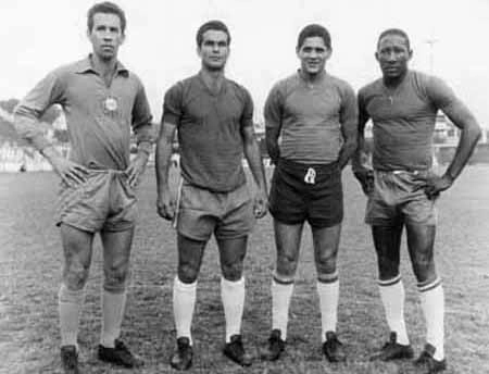Antes daquele Brasil 3x0 Uruguai, no dia 7 de setembro de 1965, no Mineirão, quando o time do Palmeiras vestiu a camisa amarela representando a Seleção Brasileira. Da esquerda pra direita: Valdir Joaquim de Moraes, Rinaldo, Gildo e Djalma Santos