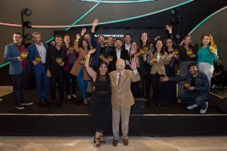 Claudia e Claudio Carsughi à frente dos premiados no palco do Tokio Marine Hall. Foto: João Paulo Mantovani/Divulgação
