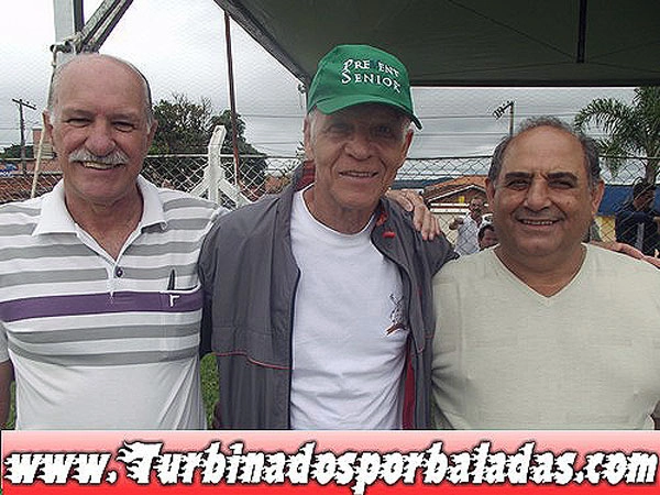 Ademir da Guia entre dois fãs de seu futebol, na época em que atuava pelo Palmeiras