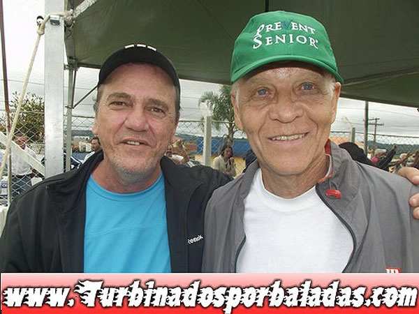 Admirador de Ademir da Guia fica feliz por tirar foto com o ex-jogador do Palmeiras, à direita da foto