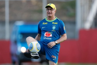Dorival Júnior durante treino do elenco brasileiro no Barradão. Foto: Rafael Ribeiro/CBF