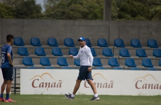 Técnico Diego Dabove durante treino no CT Evaristo de Macedo. Foto: Felipe Santana/Bahia