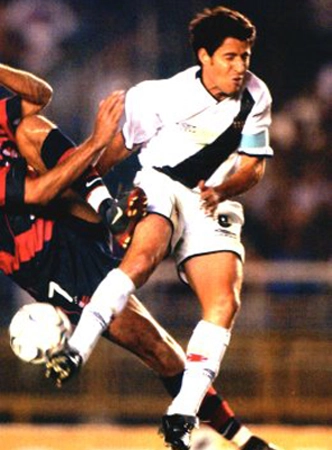 Ramon levando solada de um atleta do Flamengo. Pelo Alvinegro, o meia consquistou os maiores títulos de sua carreira: Campeonato Brasileiro de 1997 e Copa Libertadores de 1998. Foto: iG