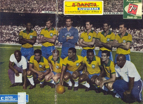 Vejam a Seleção Brasileira em amistoso no Maracanã em 1965. Reprodução de foto publicada no saudoso jornal 