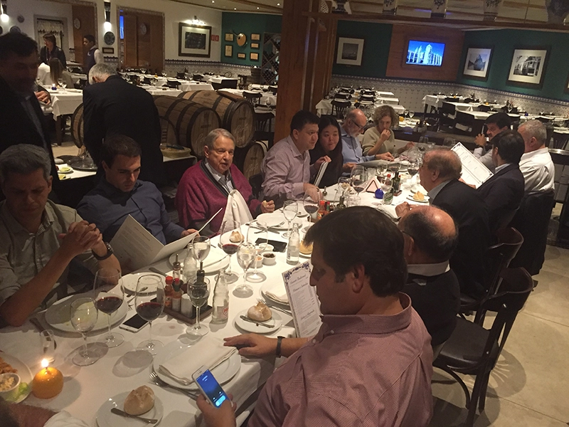 No dia 5 de maio de 2016, o Grupo Band de Rádio comemorou no Rancho Português, os 79 anos de vida da Rádio Bandeirantes. (Ulisses Costa, verificando seu celular e o narrado José Silvério ao seu lado). Foto: arquivo pessoal